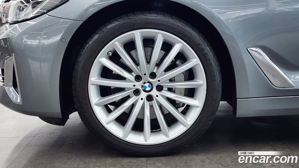 BMW 5-Series 530i Luxury, 2023