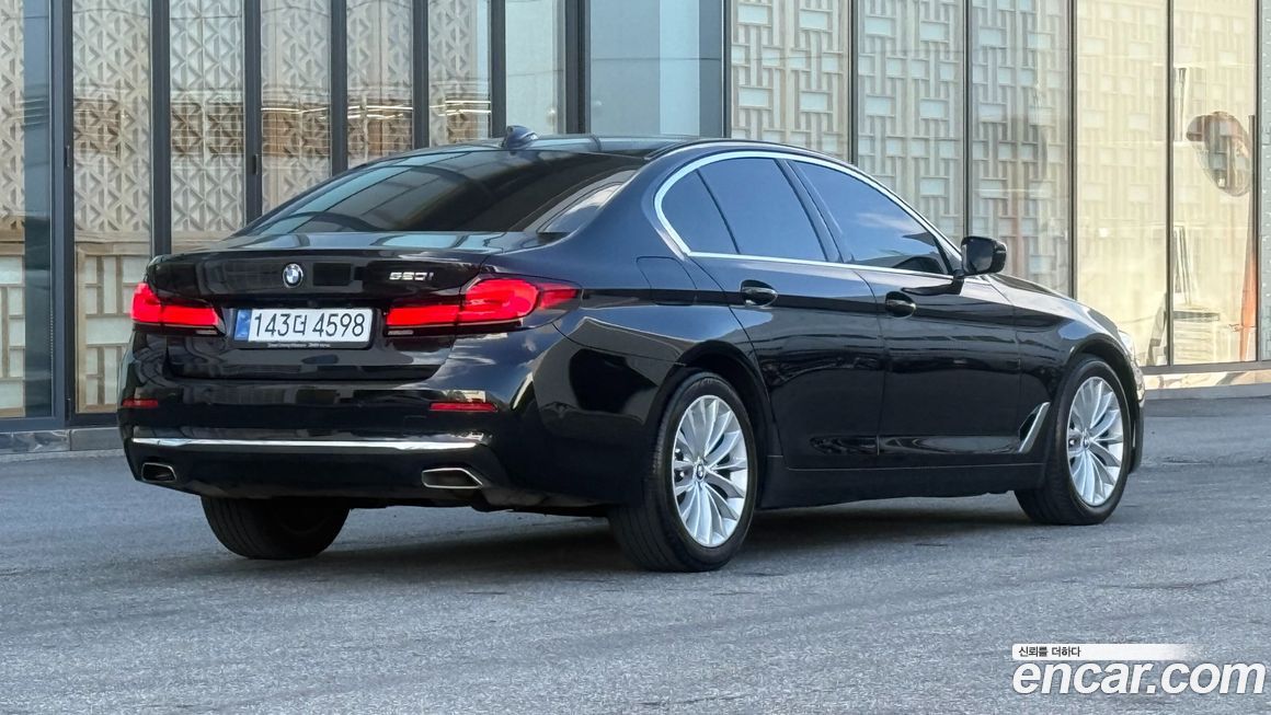 BMW 5-Series 520i Luxury, 2023