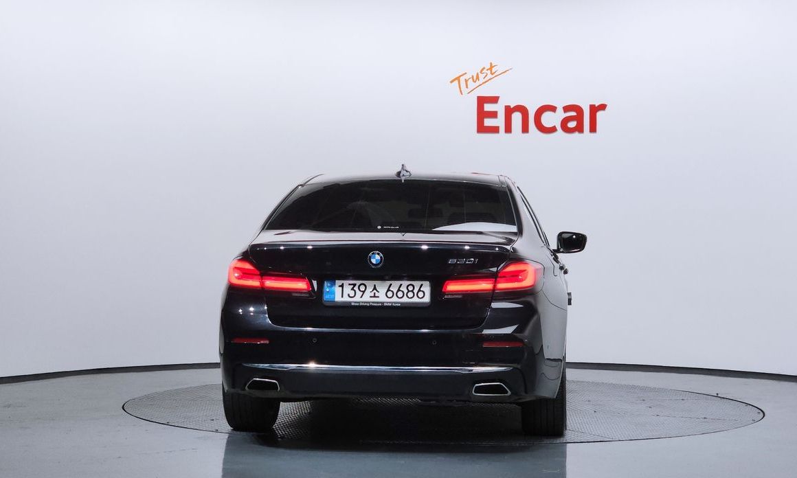 BMW 5-Series 530i Luxury, 2022