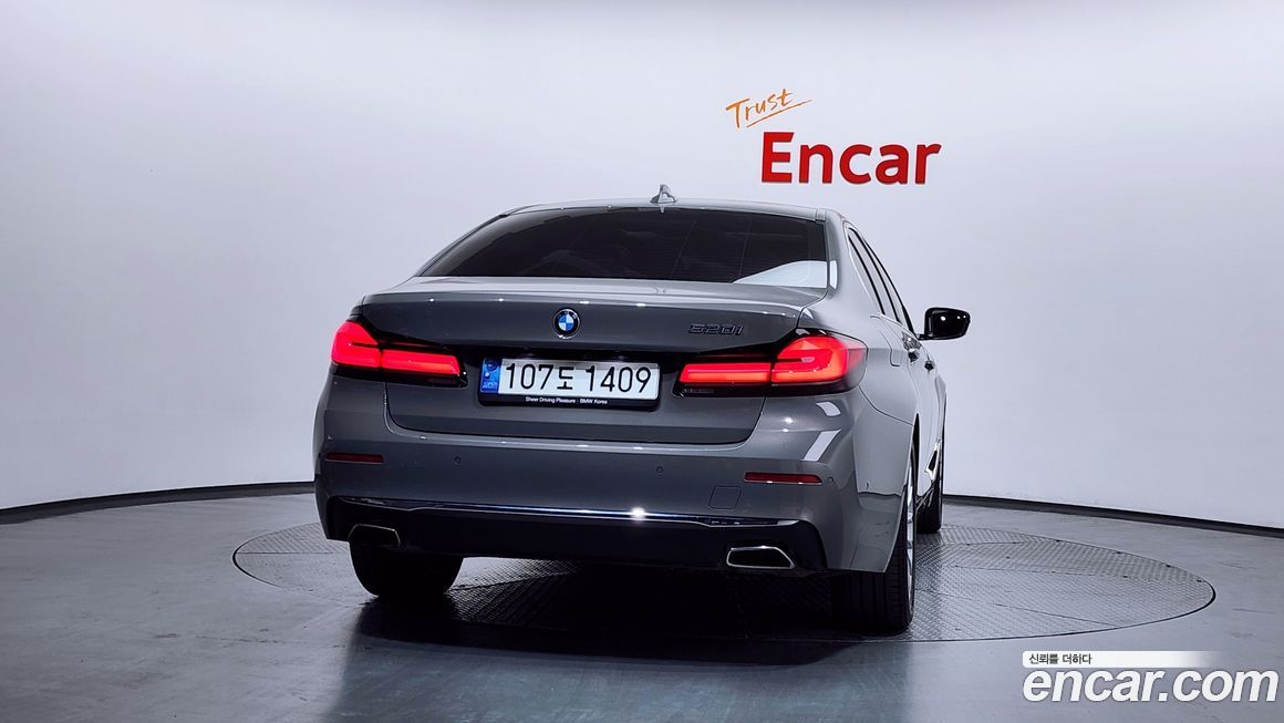 BMW 5-Series 520i Luxury, 2022