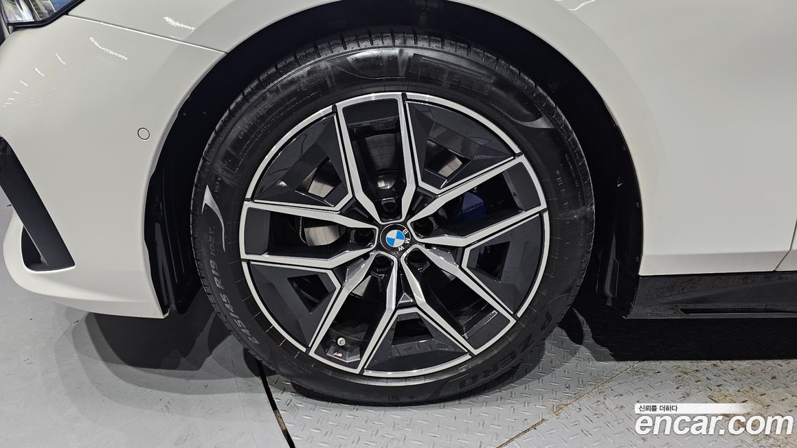 BMW 5-Series 520i M Sport, 2025