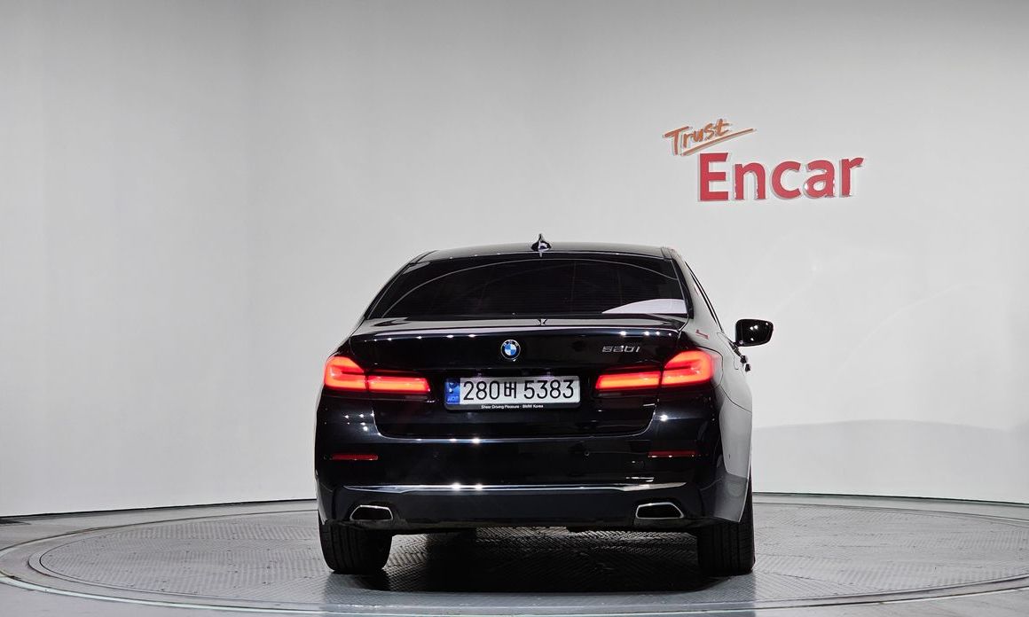 BMW 5-Series 520i Luxury, 2022