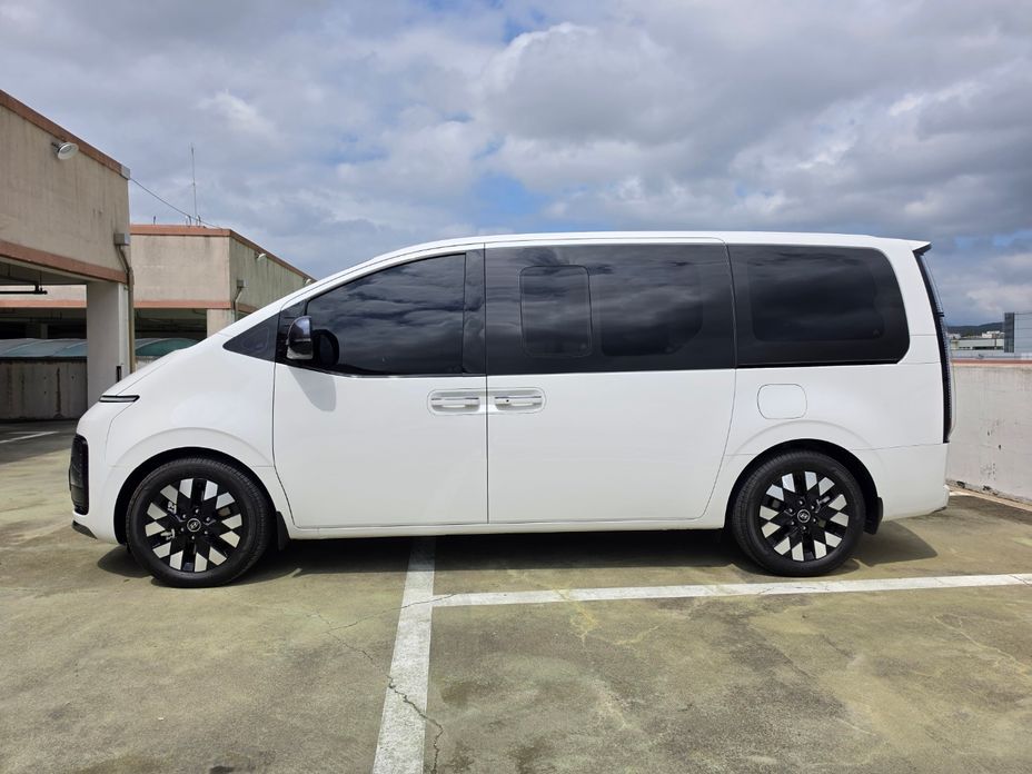 Hyundai Staria Lounge 9-Seater, 2025