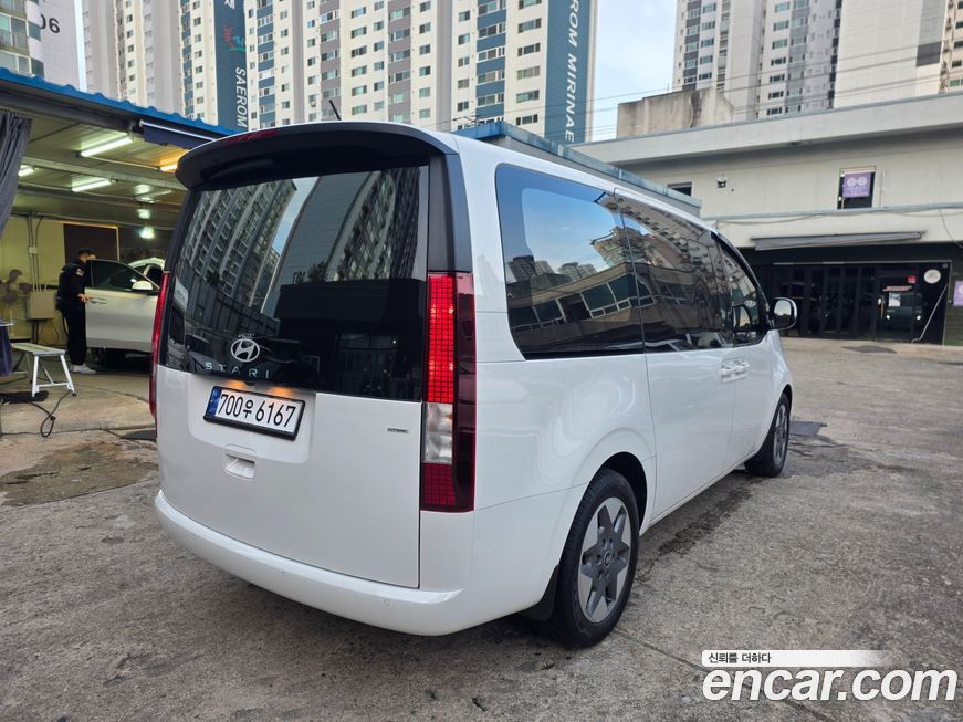 Hyundai Staria 4WD Tourer 11-Seater, 2025