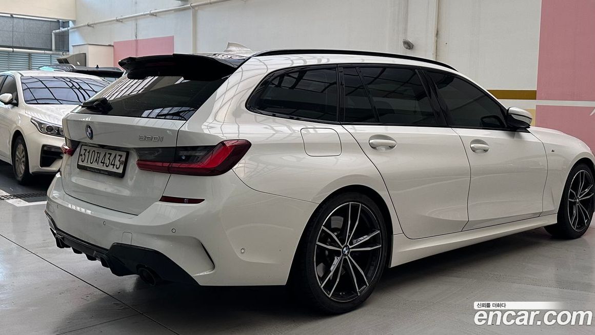BMW 3-Series 320i Touring M Sports, 2022