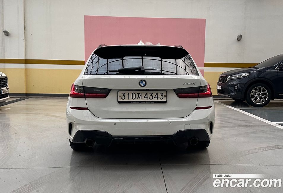 BMW 3-Series 320i Touring M Sports, 2022