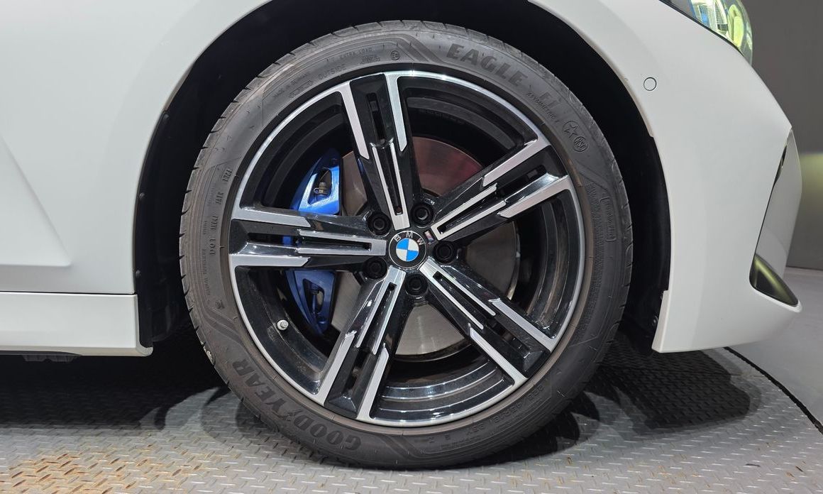 BMW 3-Series 320i M Sport, 2024