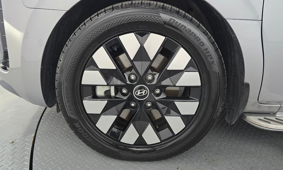 Hyundai Staria 4WD Lounge 9-Seater, 2025