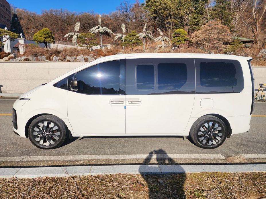 Hyundai Staria 4WD Lounge 9-Seater, 2025