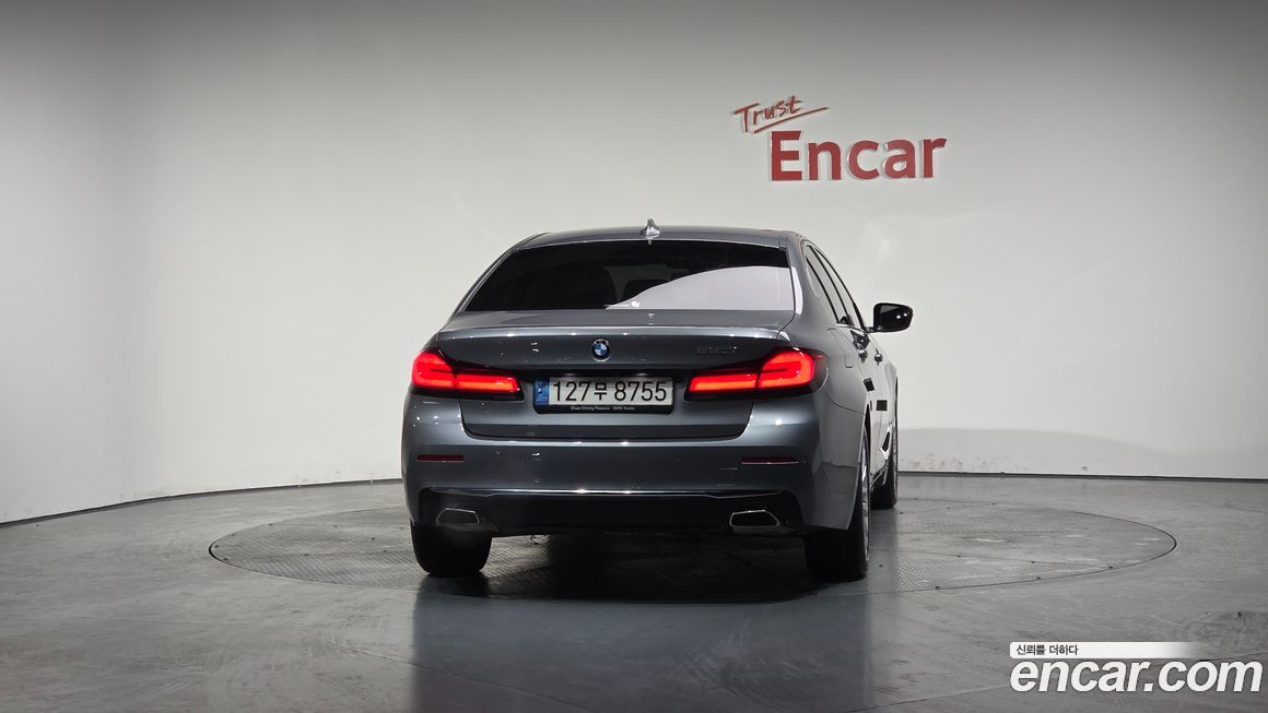 BMW 5-Series 520i Luxury, 2023