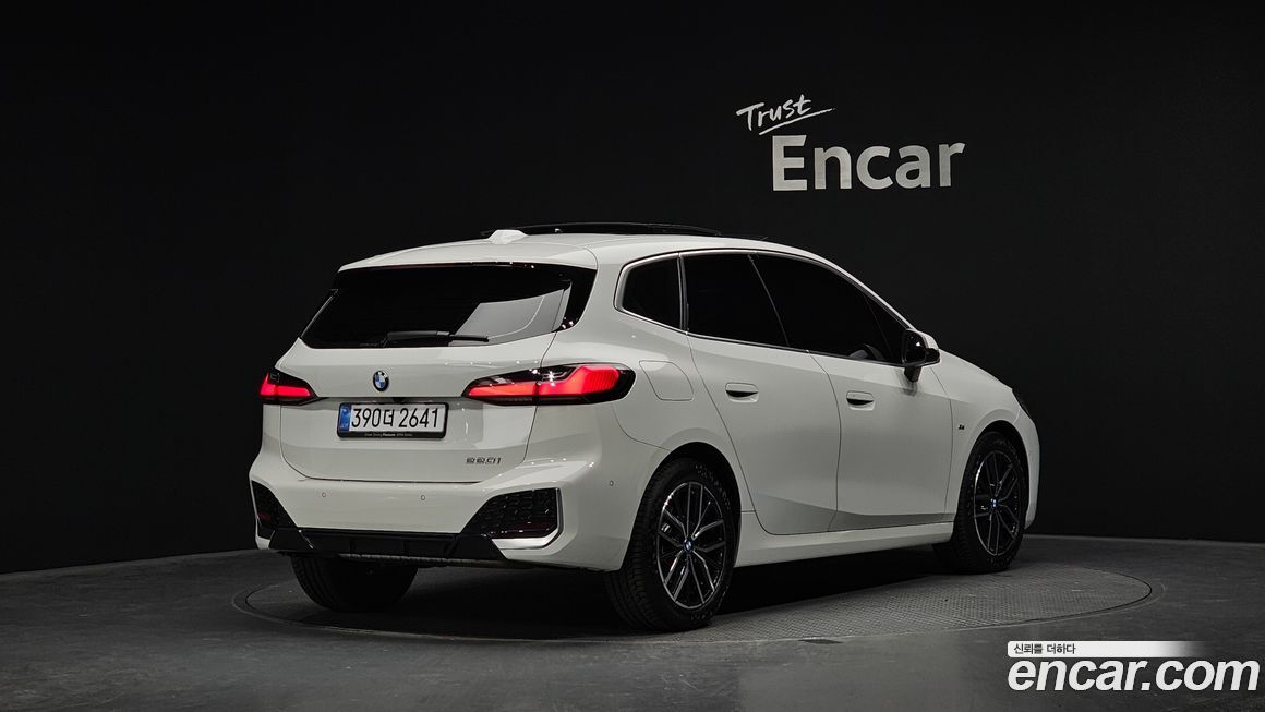 BMW 2-Series 220i M Sport Design, 2025