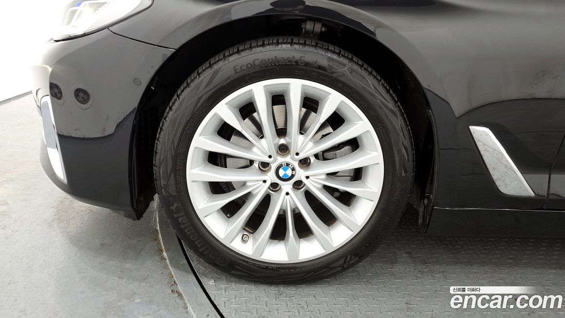 BMW 5-Series 520i Luxury, 2023