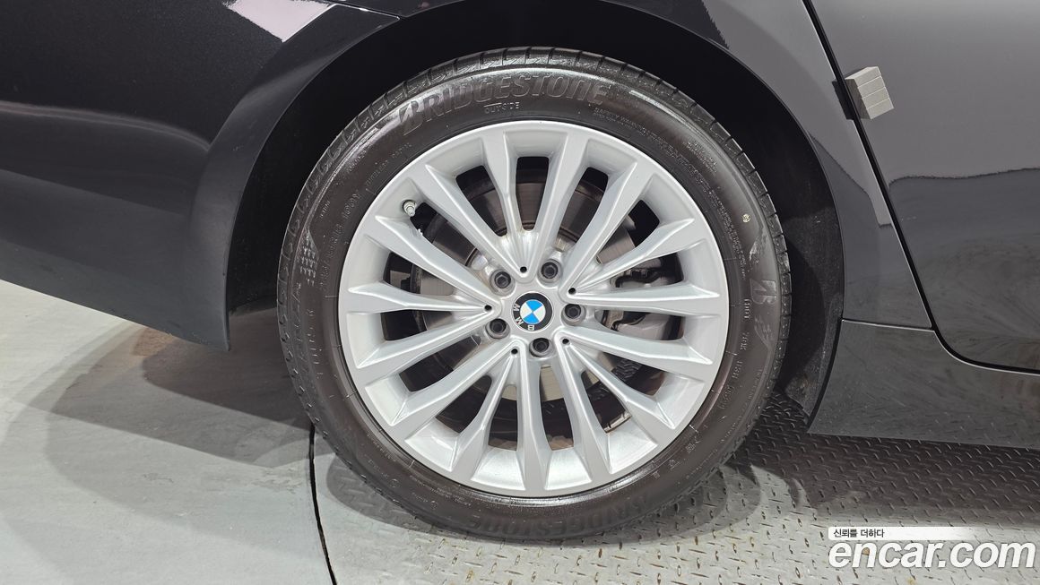 BMW 5-Series 520i Luxury, 2023