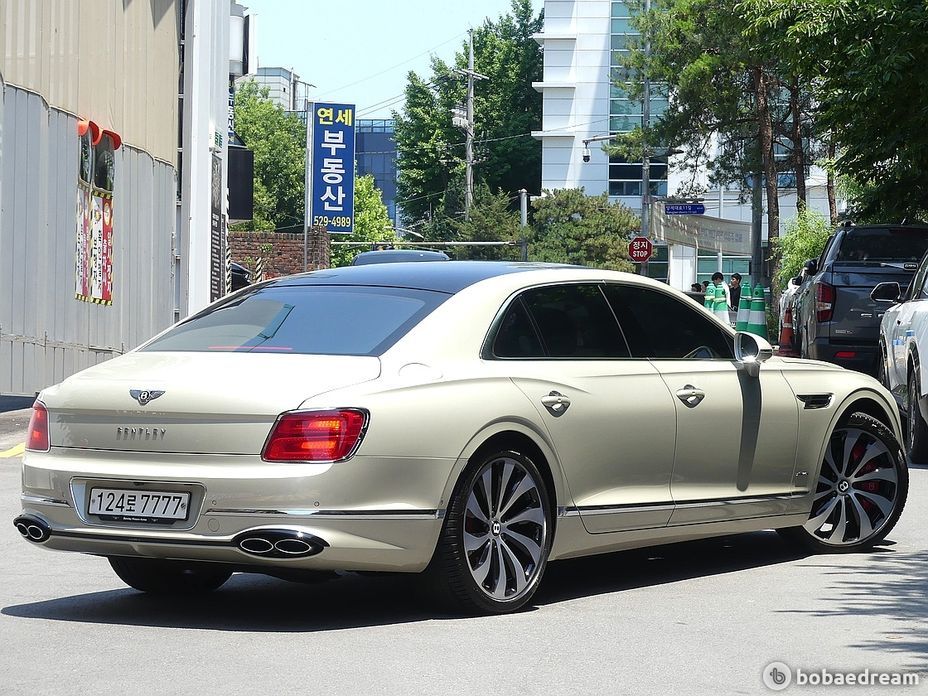 Bentley Flying Spur 4.0 Azure, 2023