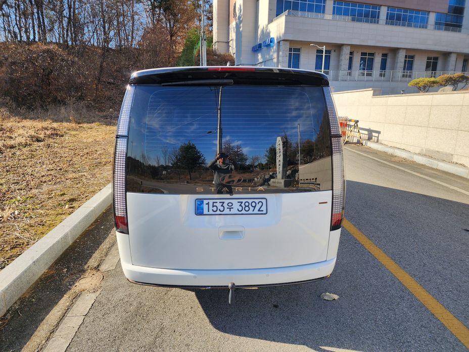 Hyundai Staria 4WD Lounge 9-Seater, 2025