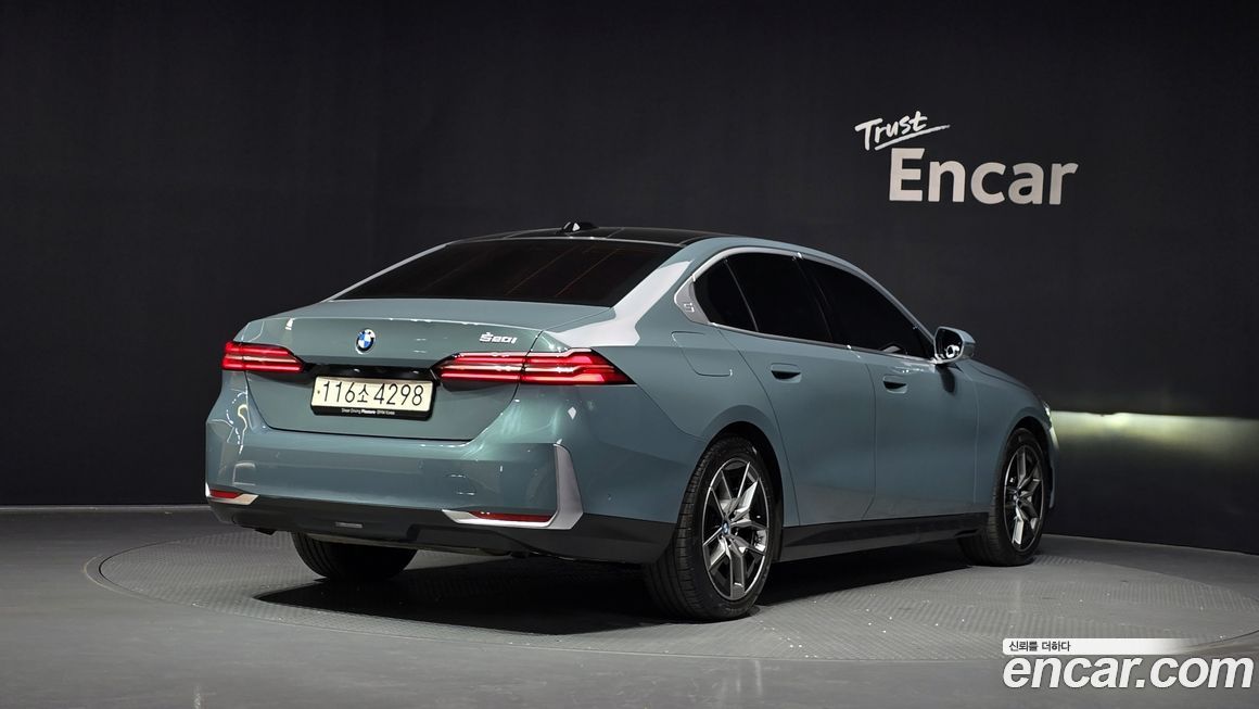 BMW 5-Series 520i, 2024