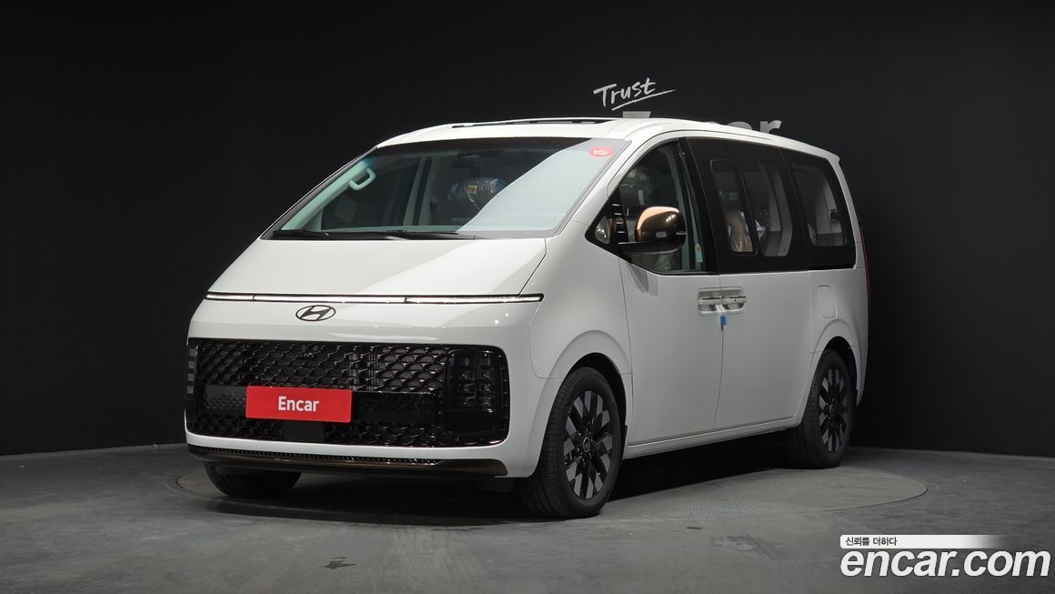 Hyundai Staria 4WD Lounge 9-Seater, 2025