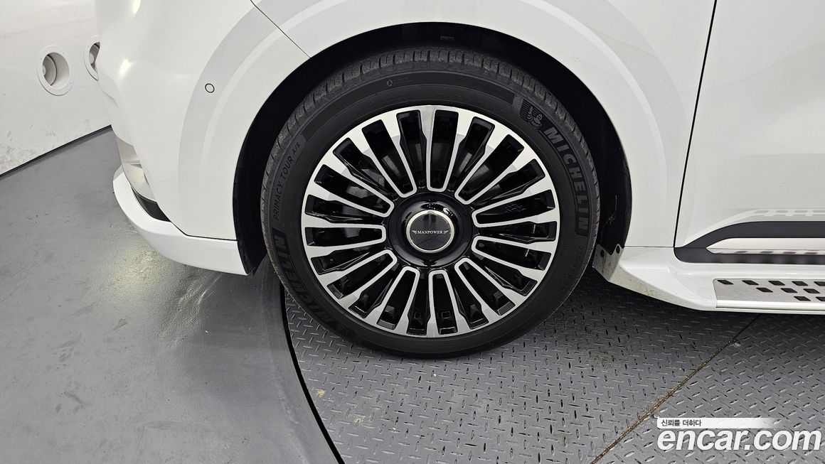 Kia Carnival 9-Seater Hi-Limousine, 2023