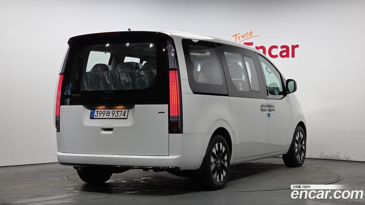 Hyundai Staria 4WD Lounge 9-Seater, 2025