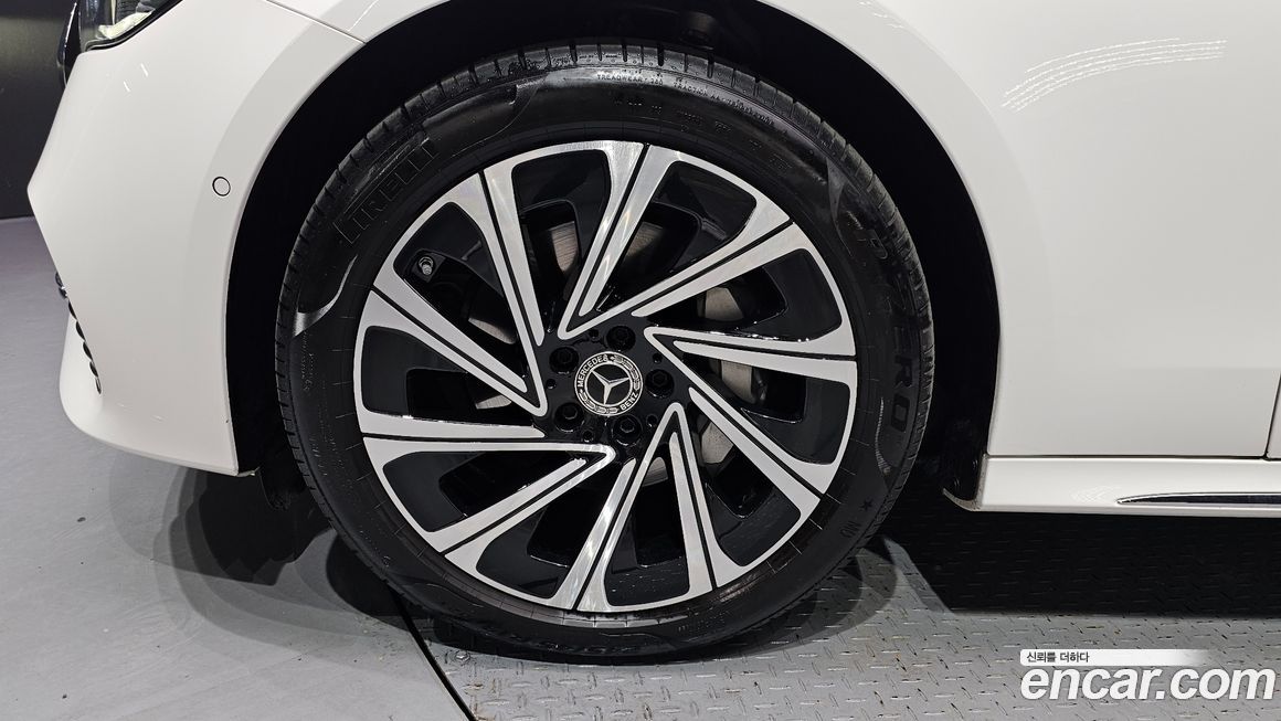 Mercedes-Benz E-Class E300 4MATIC Exclusive, 2025