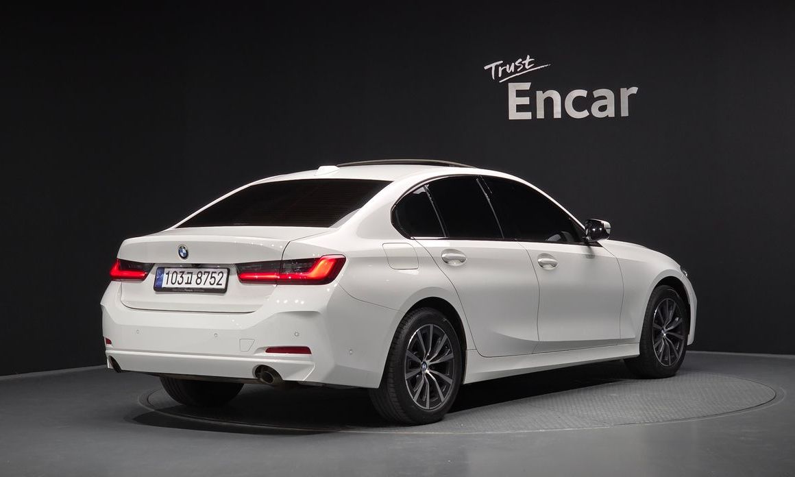 BMW 3-Series 320i, 2024