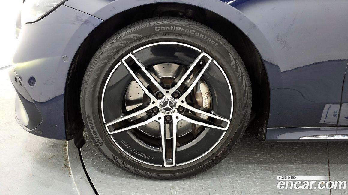 Mercedes-Benz E-Class E300 4MATIC AMG Line, 2024