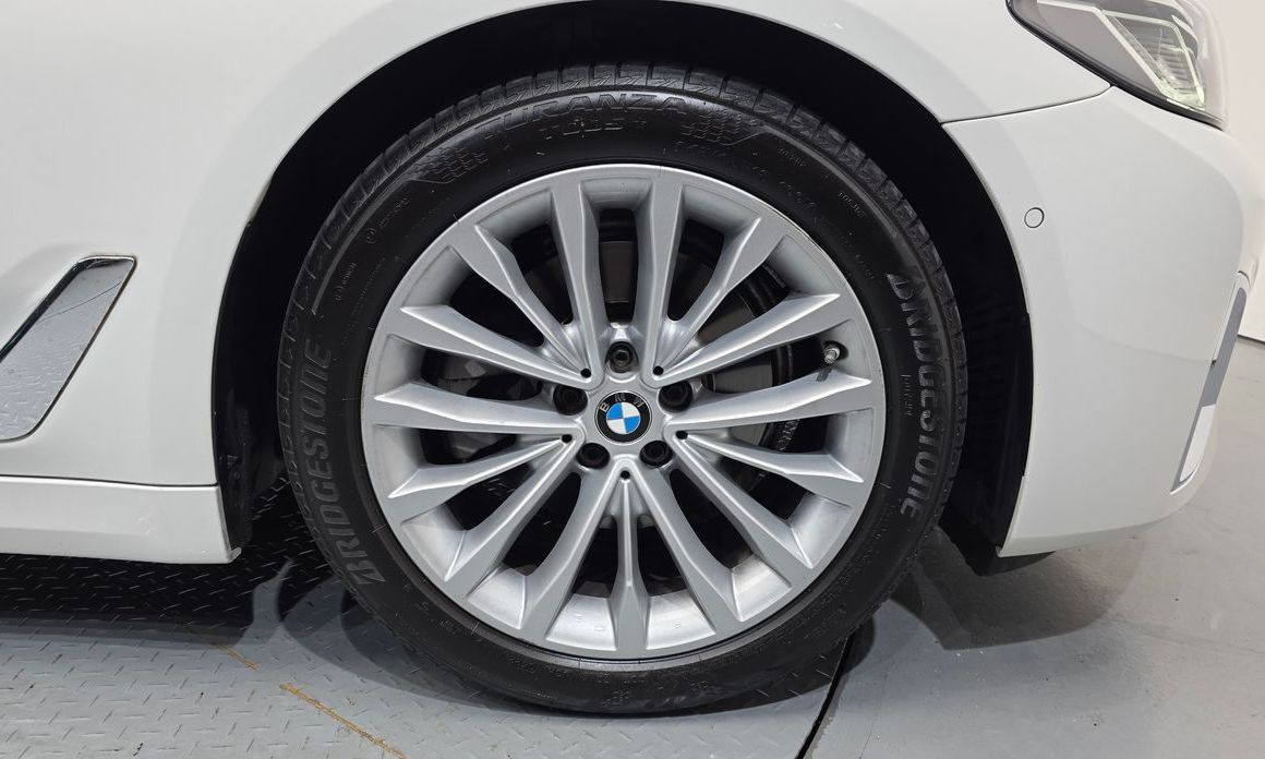 BMW 5-Series 520i Luxury, 2023