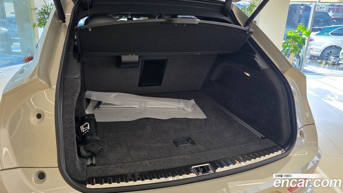 Bentley Bentayga 4.0 V8 EWB Mulliner, 2025