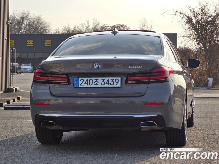 BMW 5-Series 530i Luxury, 2022