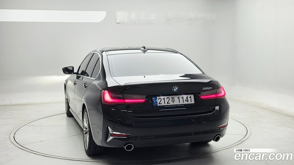 BMW 3-Series 320i Luxury, 2022