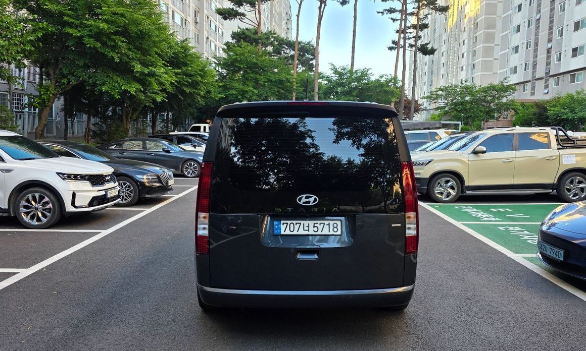Hyundai Staria 4WD Tourer 11-Seater, 2025