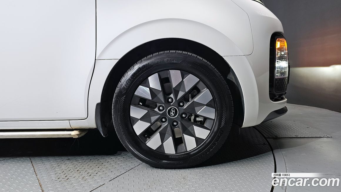 Hyundai Staria 4WD Lounge 9-Seater, 2024