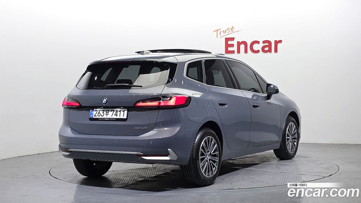 BMW 2-Series 220i Luxury, 2025