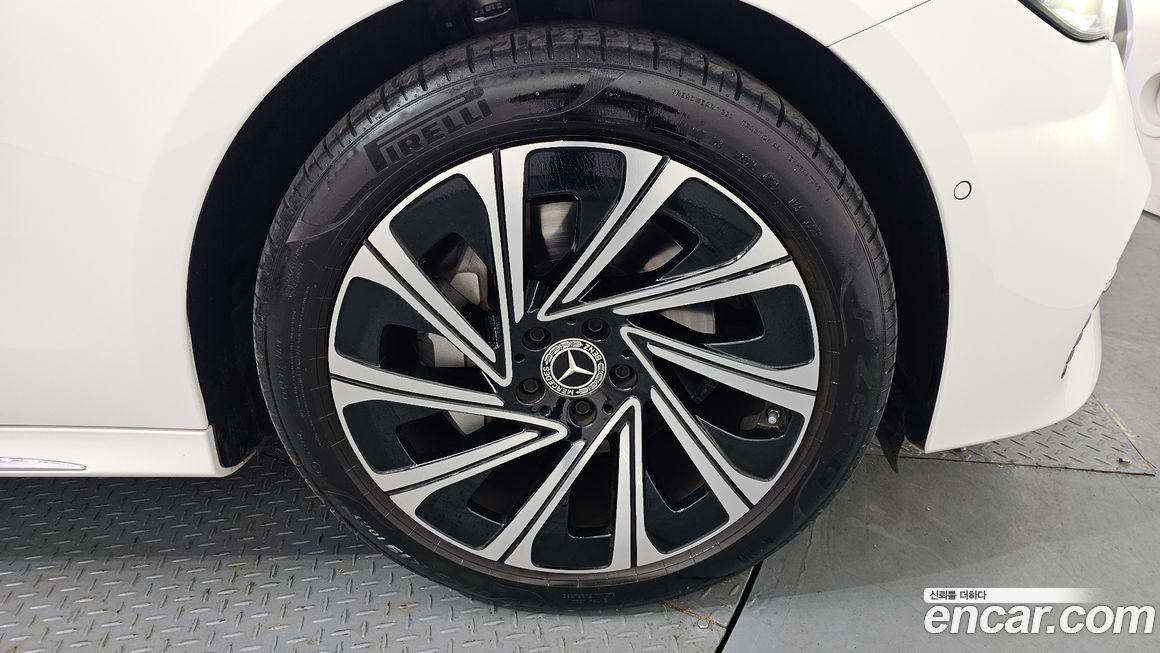 Mercedes-Benz E-Class E300 4MATIC Exclusive, 2025