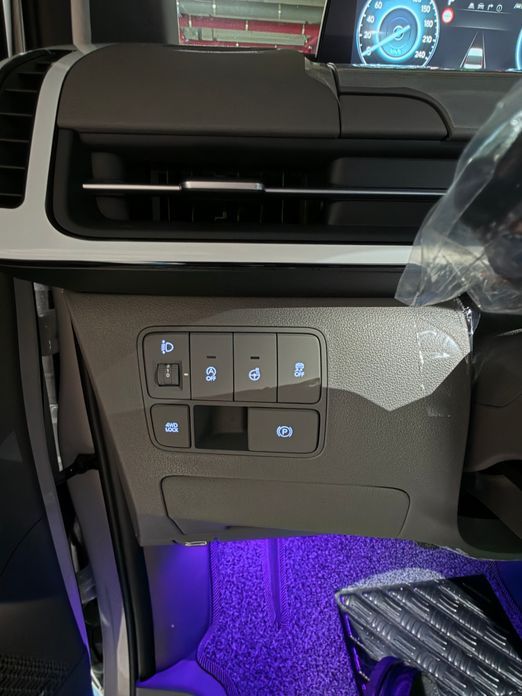 Hyundai Staria 4WD Lounge 9-Seater, 2025