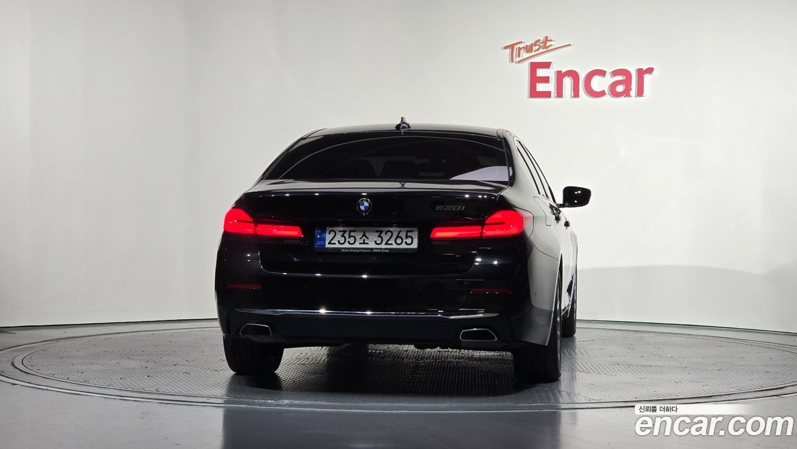 BMW 5-Series 530i Luxury, 2022