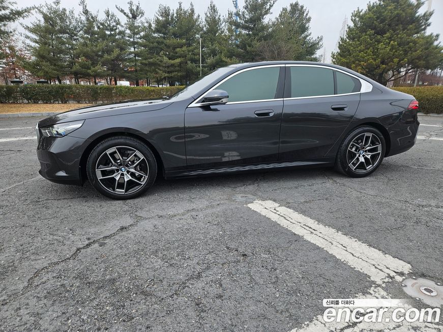 BMW 5-Series 530i xDrive, 2024