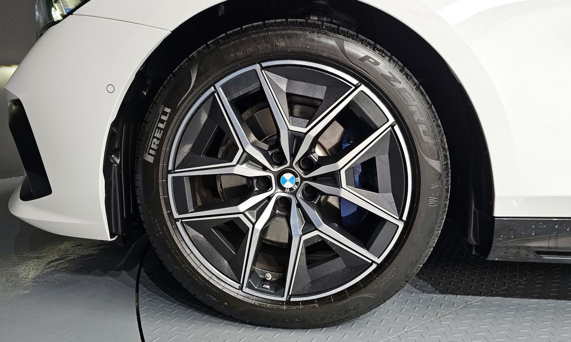 BMW 5-Series 520i M Sport, 2025