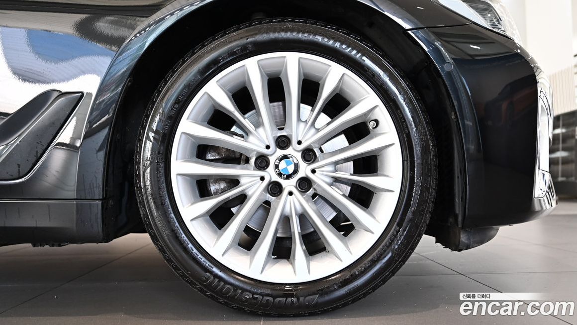 BMW 5-Series 520i Luxury, 2023