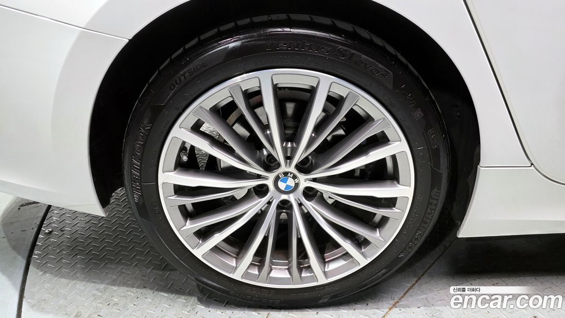 BMW 3-Series 320i Luxury, 2022