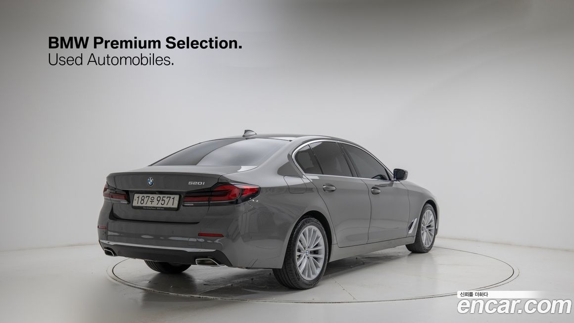 BMW 5-Series 520i Luxury, 2022