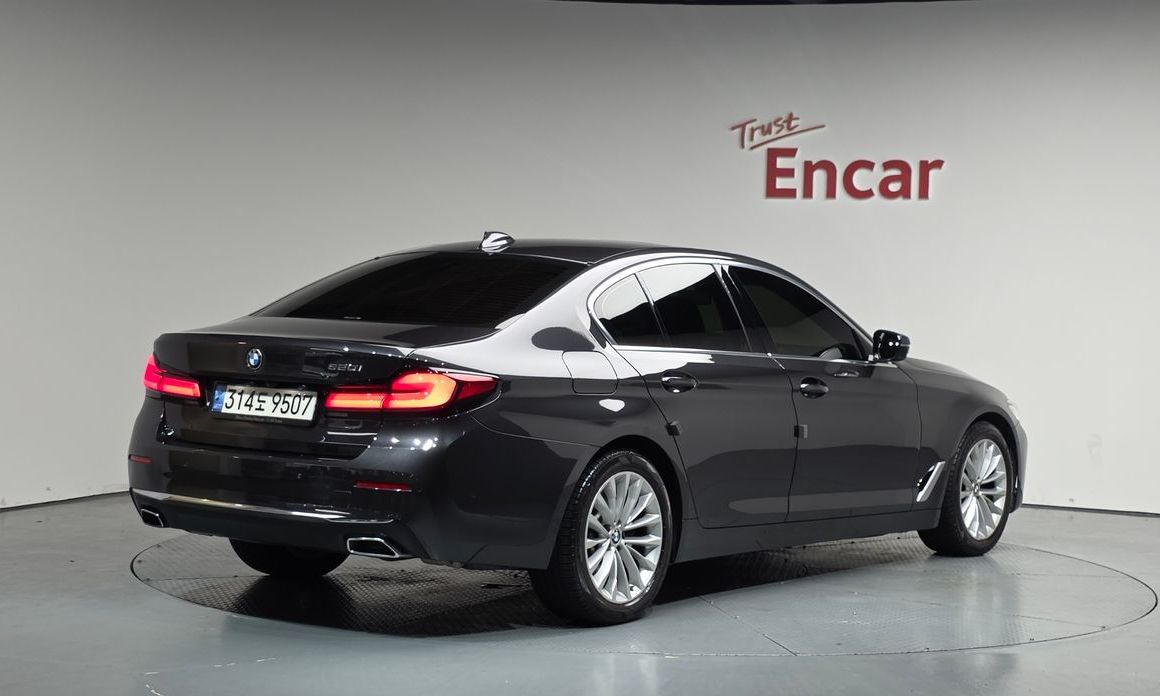 BMW 5-Series 520i Luxury, 2022