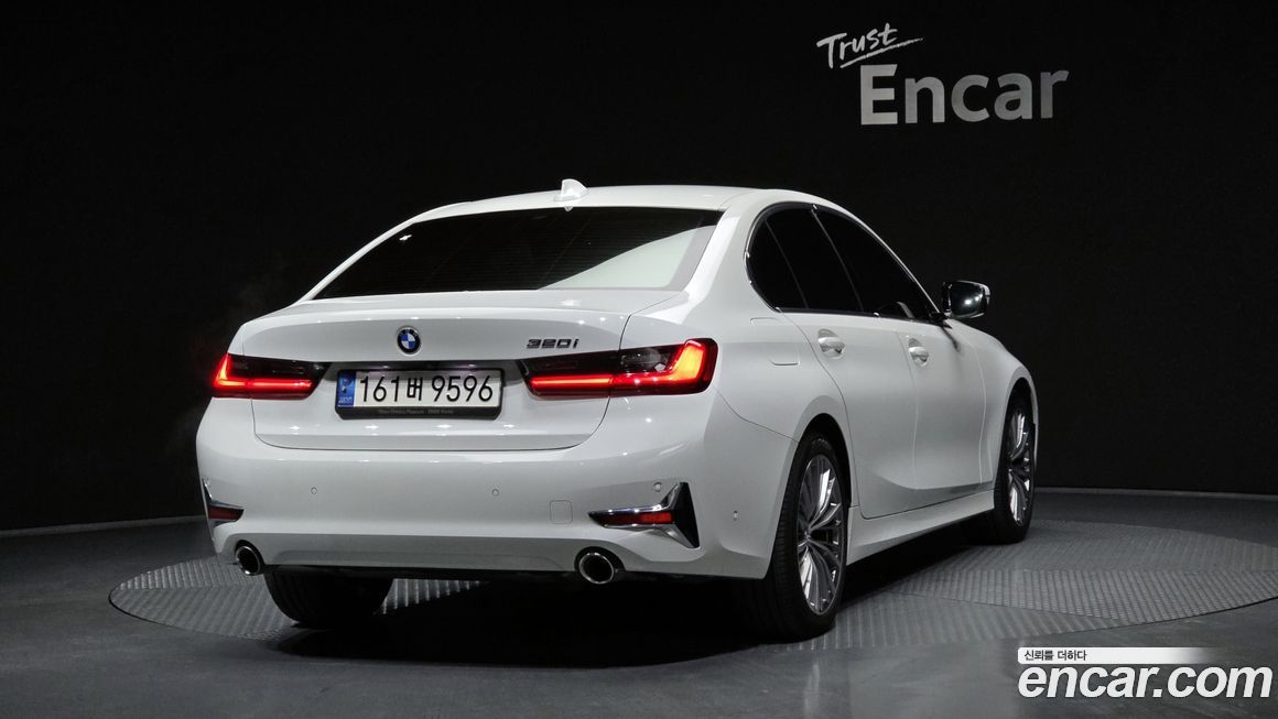 BMW 3-Series 320i Luxury, 2022