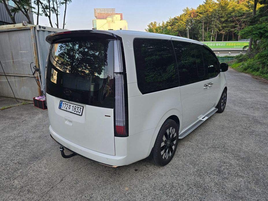 Hyundai Staria 4WD Lounge 7-Seater, 2025