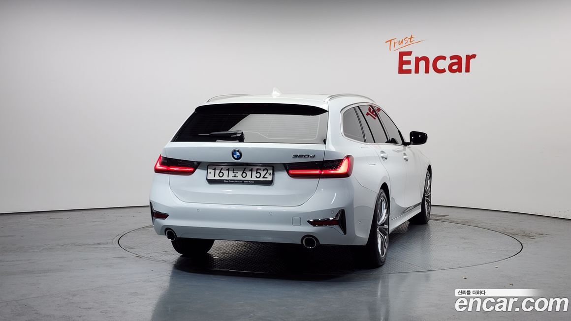 BMW 3-Series 320d Touring Luxury, 2022
