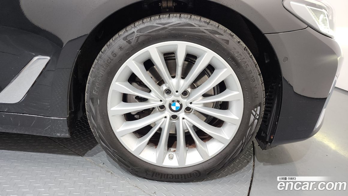 BMW 5-Series 520i Luxury, 2022