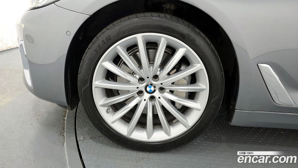 BMW 5-Series 530i xDrive Luxury, 2023