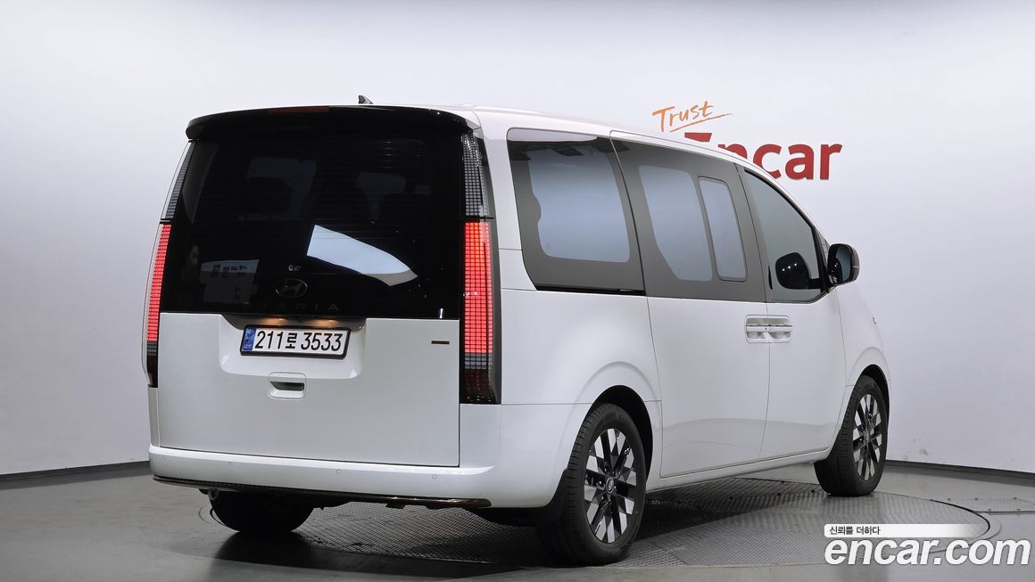 Hyundai Staria 4WD Lounge 9-Seater, 2025