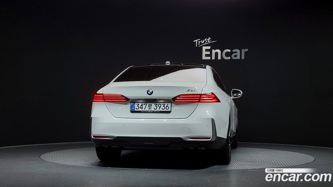 BMW 5-Series 520i, 2025