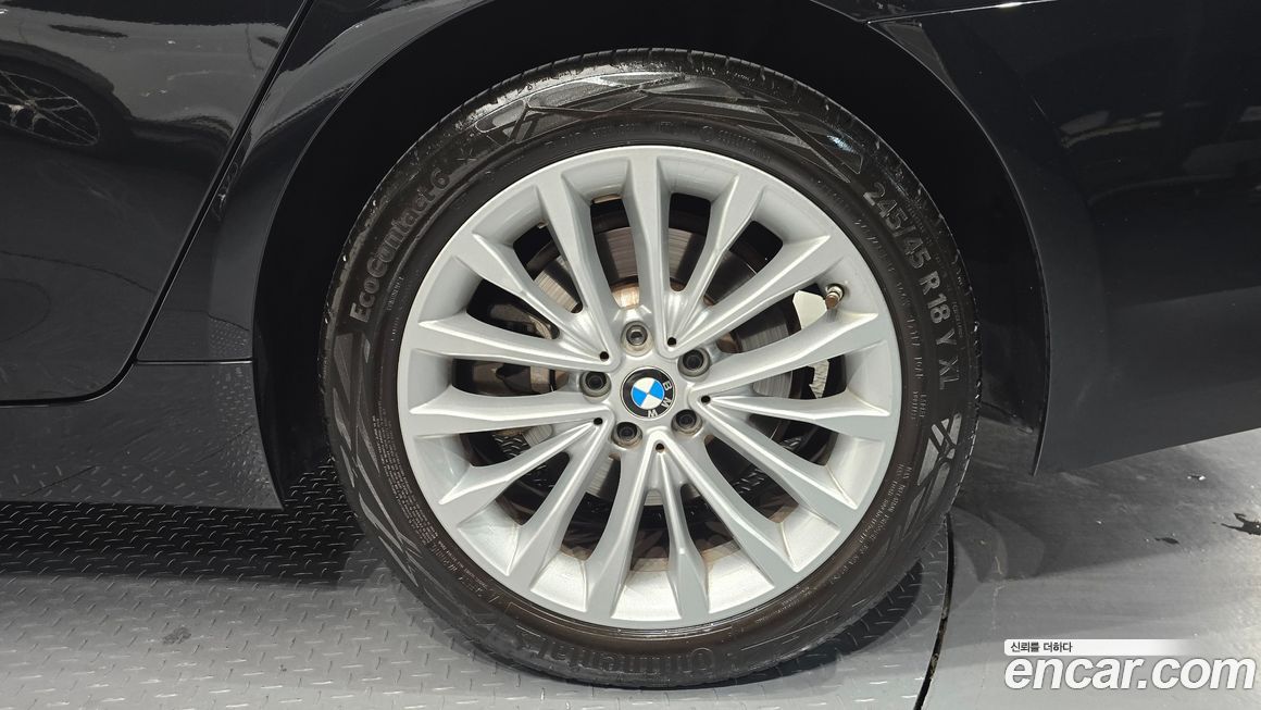 BMW 5-Series 520i Luxury, 2022